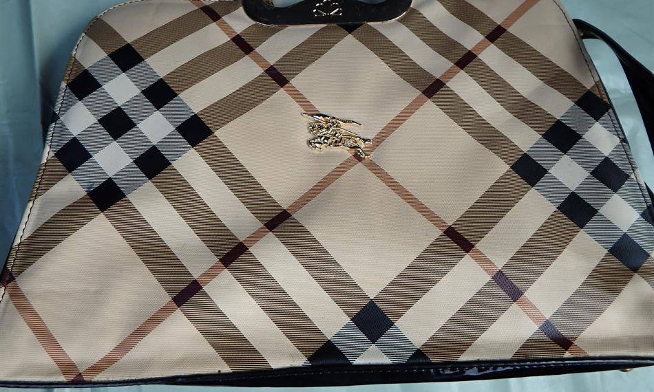 2017-8-11-1015foto 15 - kabelka Burberry.JPG